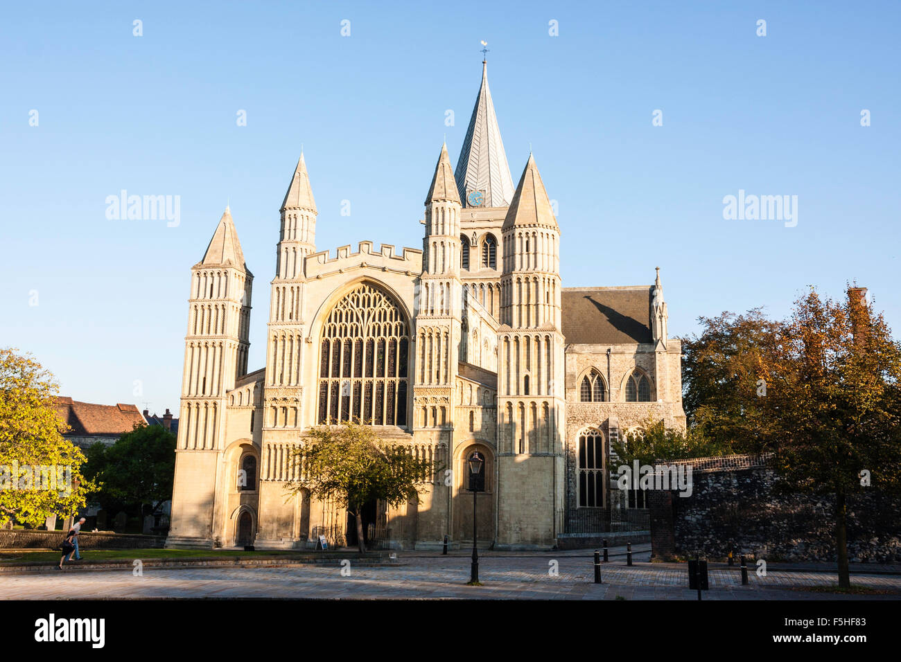 Rochester Kathedrale, Beispiel für normannische Architektur und England die älteste Kathedrale. Der Westseite, Kirchenschiff und Great West Tür. Blue Sky. Stockfoto