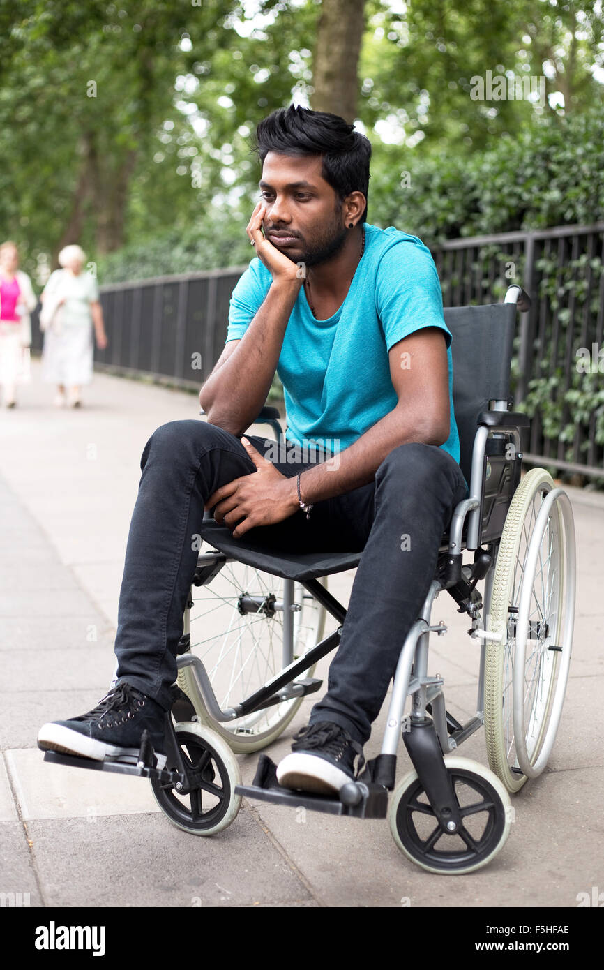 junge indische Mann im Rollstuhl Stockfoto
