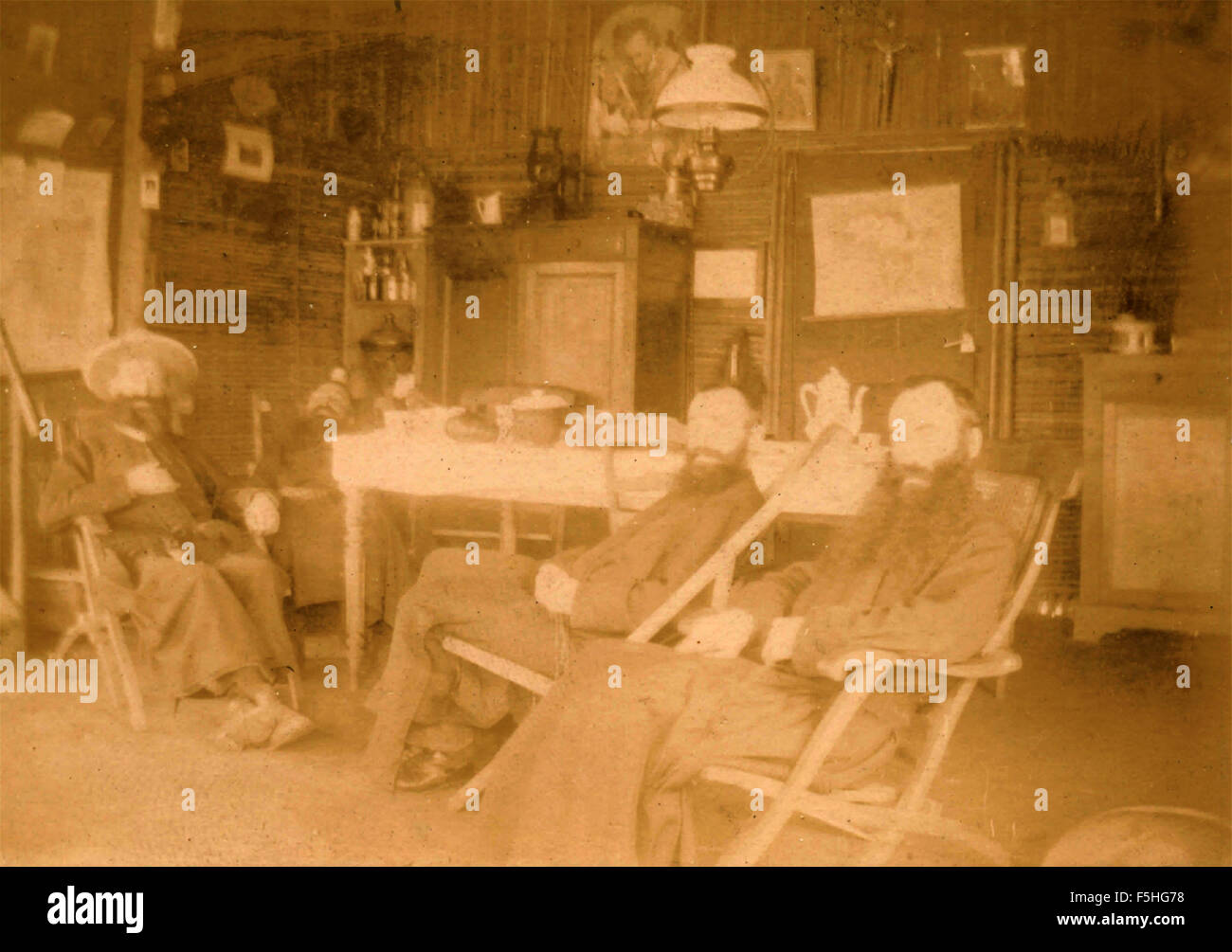 Drei bärtige Männer in das Haus (Amish?) Stockfoto