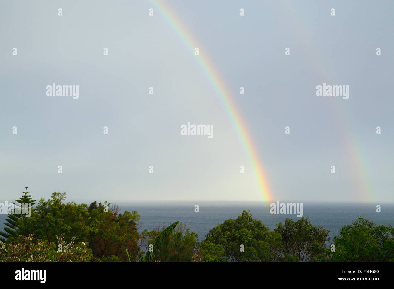 Ein Nachmittag doppelter Regenbogen über dem Pazifischen Ozean in Scarborough, NSW, Australien. Stockfoto