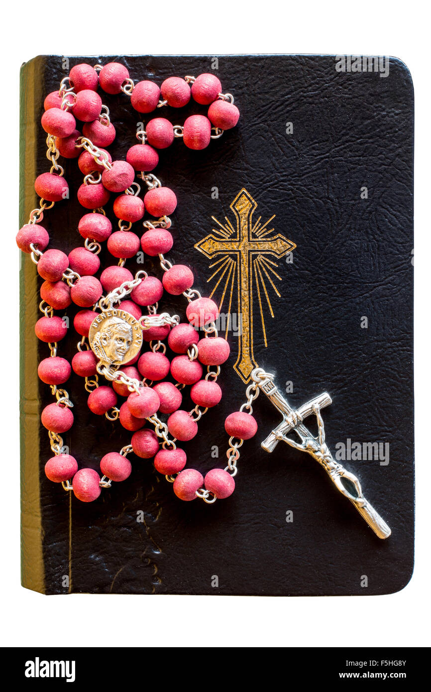 Kruzifix und Rosenkranz Kette auf der bibel, Rosenkranz Kette  Stockfotografie - Alamy