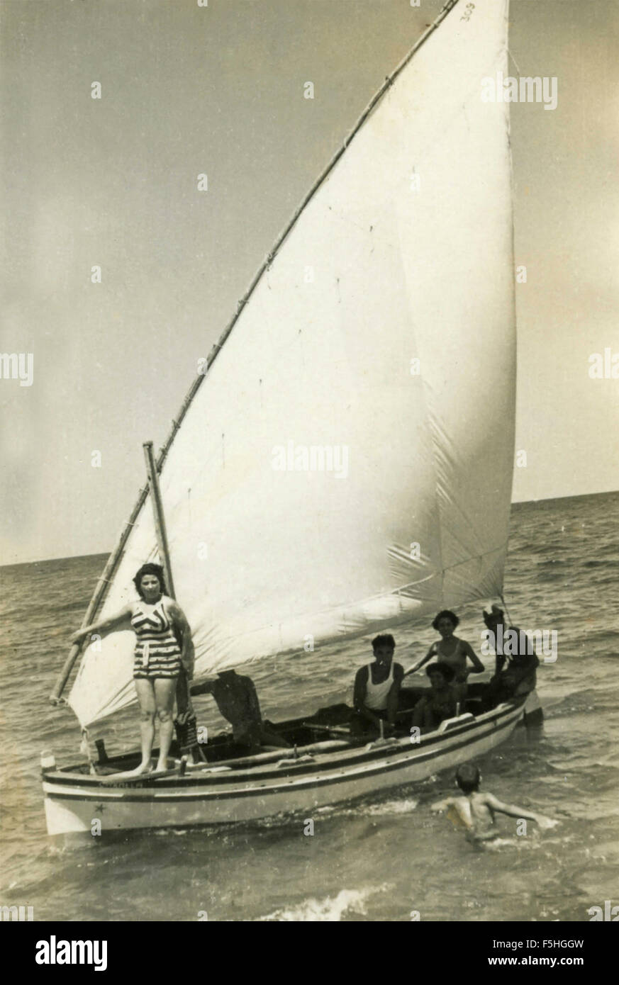 Kleine Familien-Boot mit Segel Latein, Italienisch Stockfoto