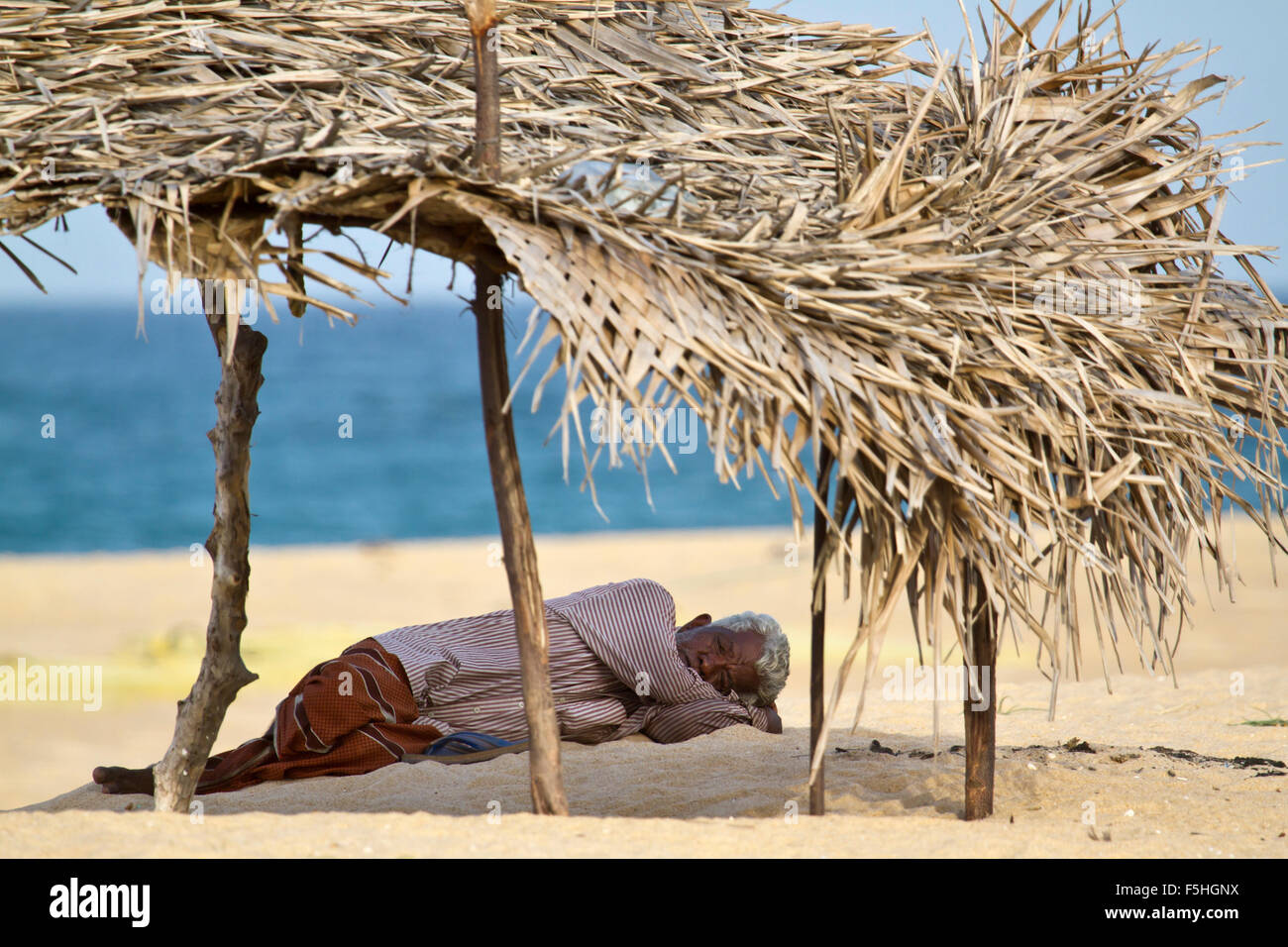 Arbeit-Mann macht Nickerchen im Strand Batticaloa, Sri Lanka Stockfoto