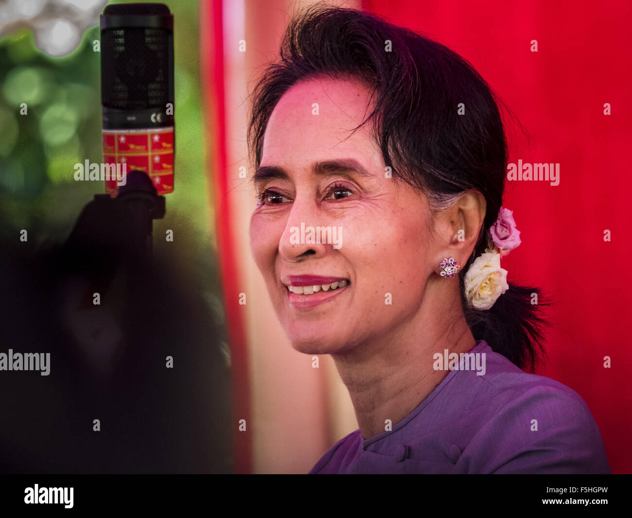 Yangon, Myanmar. 5. November 2015. AUNG SAN SUU KYI lächelt während einer Pressekonferenz. Während der Pressekonferenz, die 90 Minuten dauerte, sagte Aung San Suu Kyi, der Führer der Nationalliga für Demokratie (NLD), dass wenn die NLD die Wahlen gewann sie '' über '' der Präsident dienen würde. Befragt die Rohingya-Krise im westlichen Myanmar Reporter nannte die Situation "dramatisch" und Suu Kyi antwortete: das ganze Land ist in einer "dramatischen Situation'' und die Probleme der Rohingya sollte nicht '' übertrieben. Bildnachweis: ZUMA Press, Inc./Alamy Live-Nachrichten Stockfoto