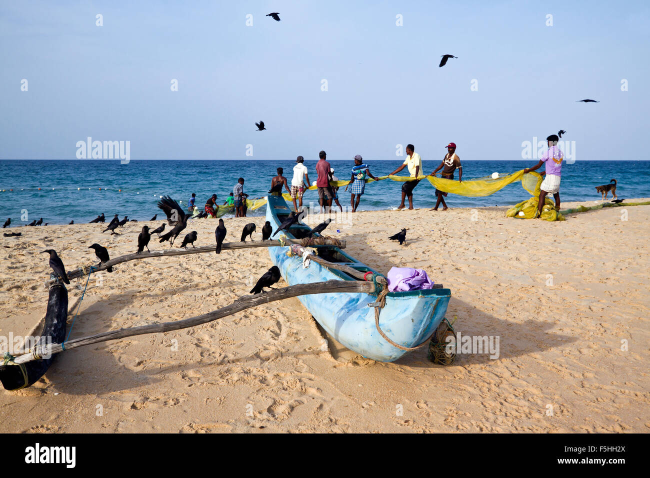 Traditionelle Fischer im Kanu in Batticaloa, Sri Lanka Stockfoto