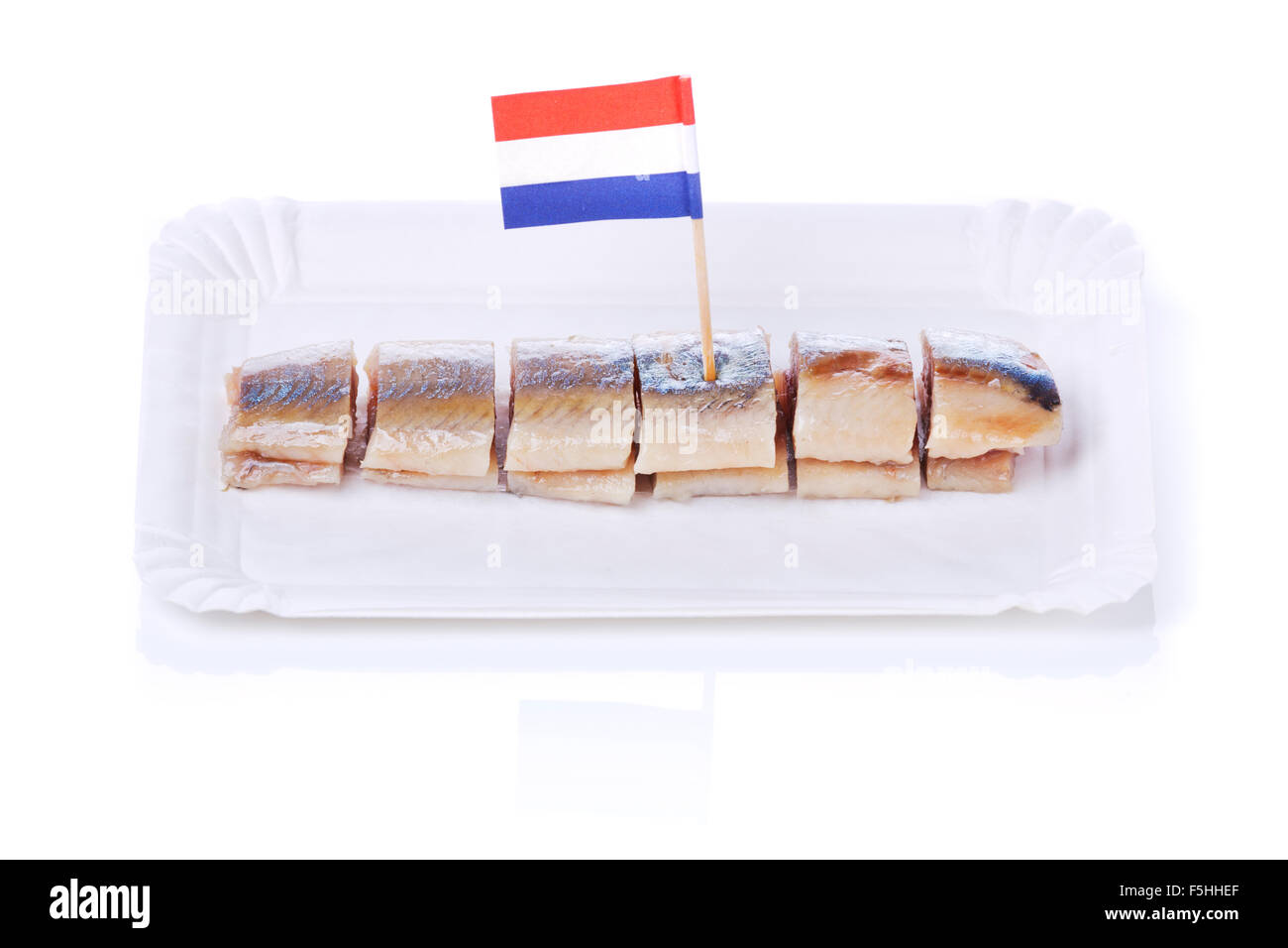 Niederländische Hering isoliert auf weiss. Eine traditionelle holländische Delikatesse mit Hochsaison Ende Frühling, wenn der erste junge Herrin Stockfoto