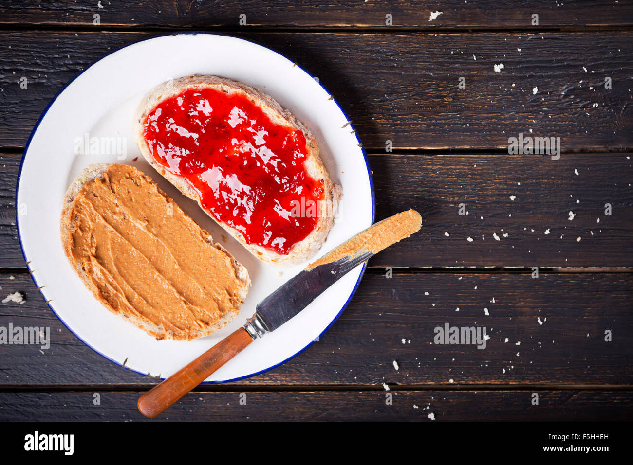 Erdnussbutter und Marmelade Sandwich auf einem rustikalen Tisch. Direkt von oben fotografiert. Stockfoto