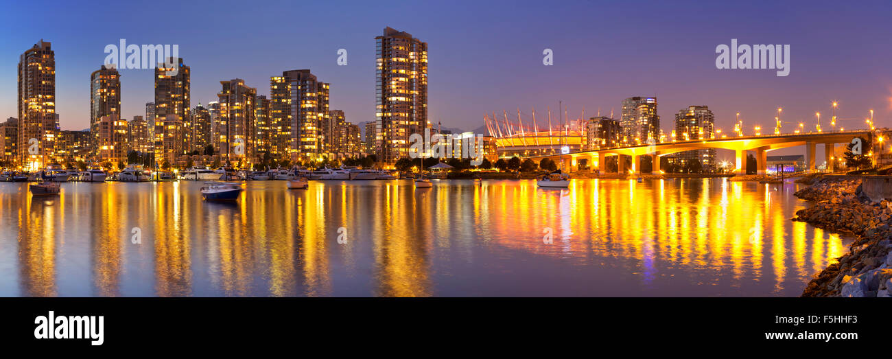 Die Skyline von Vancouver, British Columbia, Kanada aus über das Wasser in der Abenddämmerung. Stockfoto