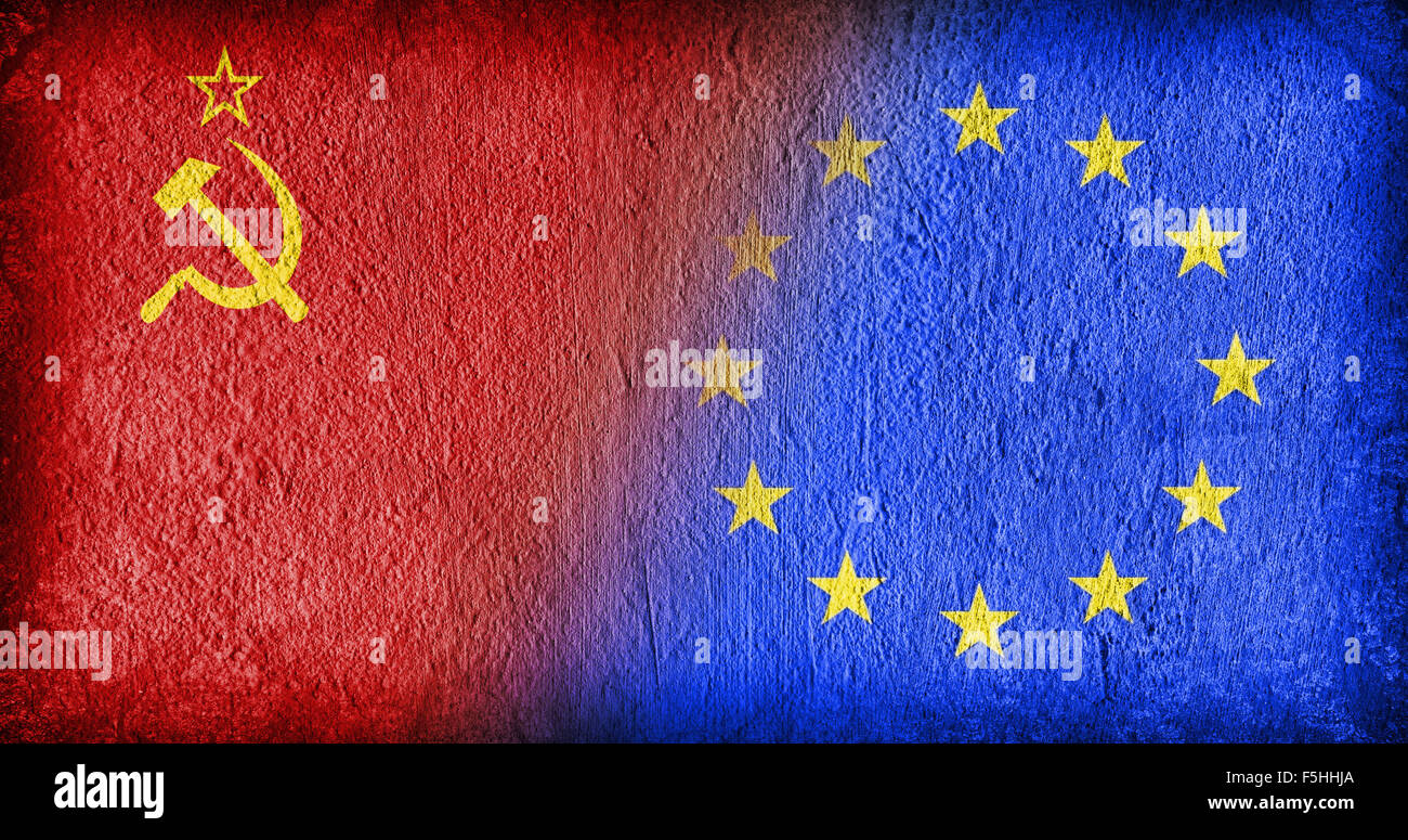 UdSSR und der EU, Fahnen gemalt auf gerissenen Beton Stockfoto