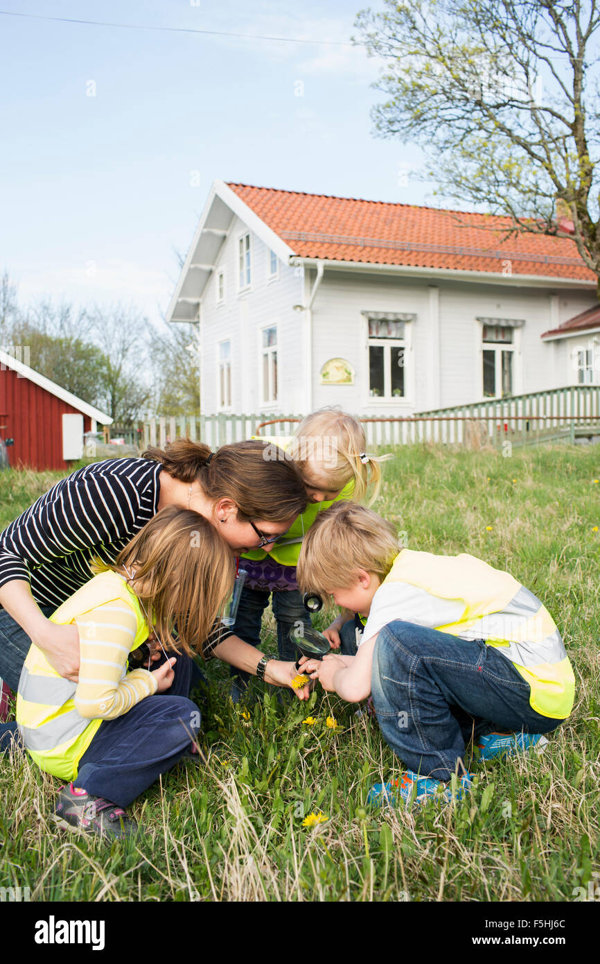 Schweden, Vastergotland, Olofstorp, Bergum, Frau, die Betreuung der Kinder (2-3, 4-5, 6-7) im freien Stockfoto