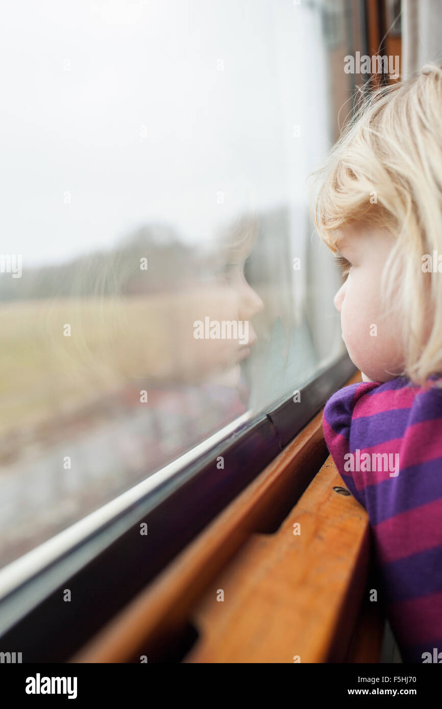 Schweden, Mädchen (2-3) mit dem Zug reisen Stockfoto