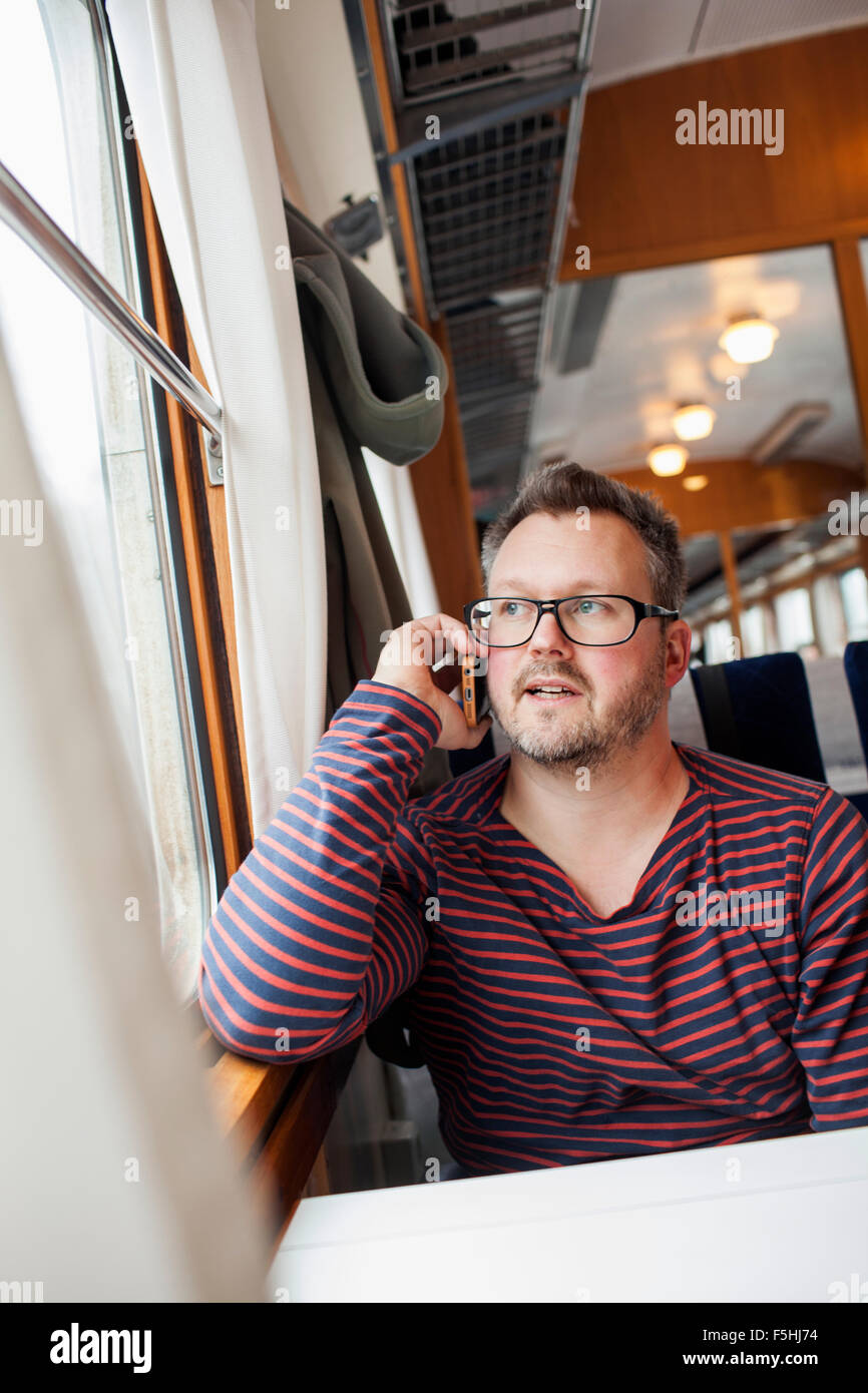 Schweden, Mann mit dem Zug reisen Stockfoto