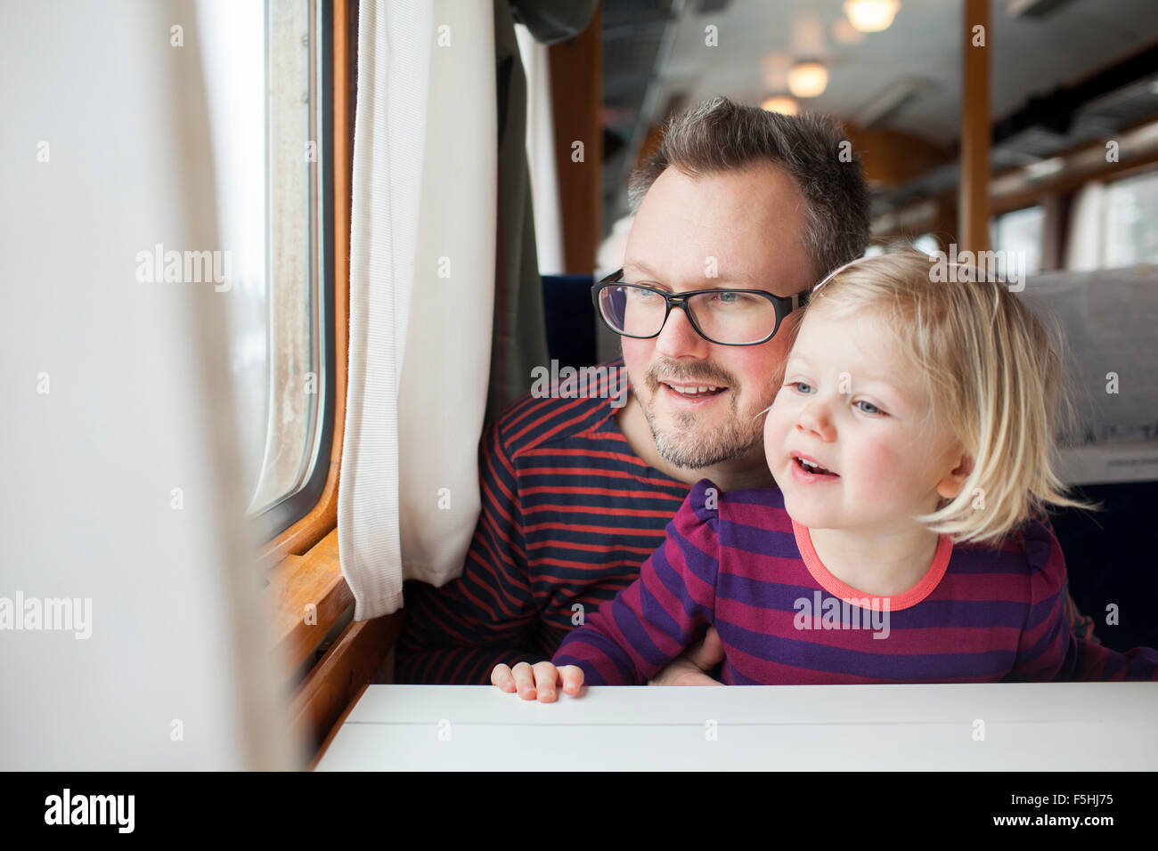 Schweden, Vater und Tochter (2-3) Reisen mit dem Zug Stockfoto