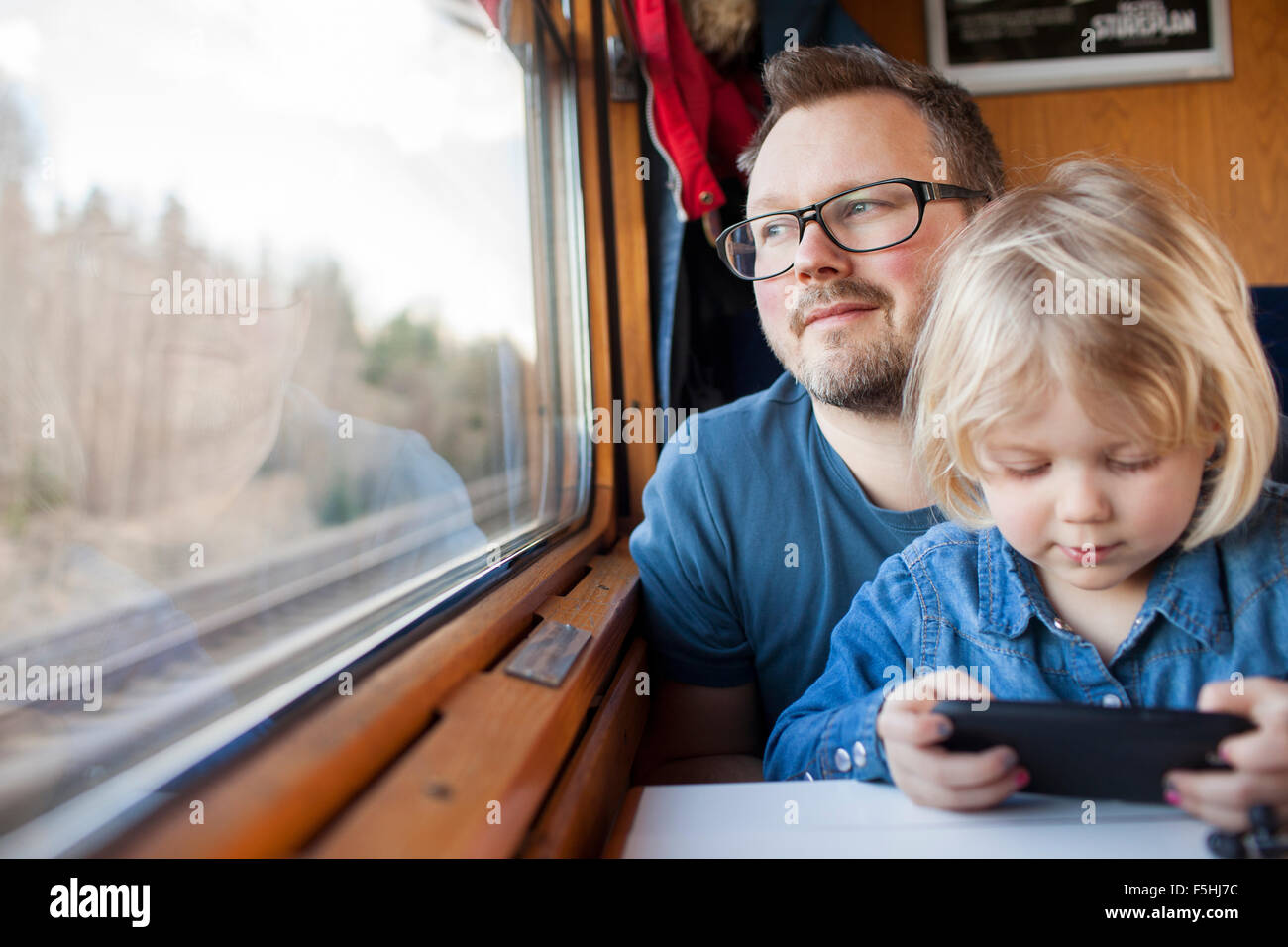 Schweden, Vater und Tochter (2-3) Reisen mit dem Zug Stockfoto