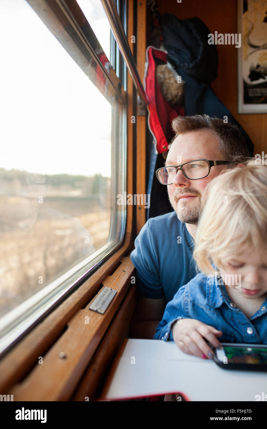 Schweden, Vater und Tochter (2-3) Reisen mit dem Zug Stockfoto