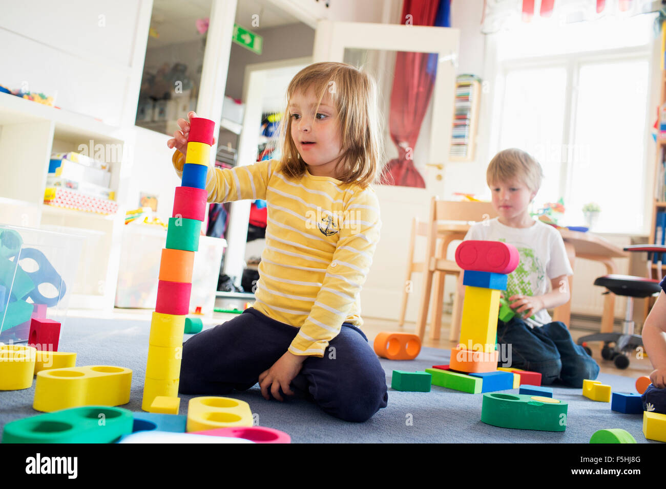  Schweden, Kinder spielen im kindergarten Stockfotografie - Alamy Motiv 