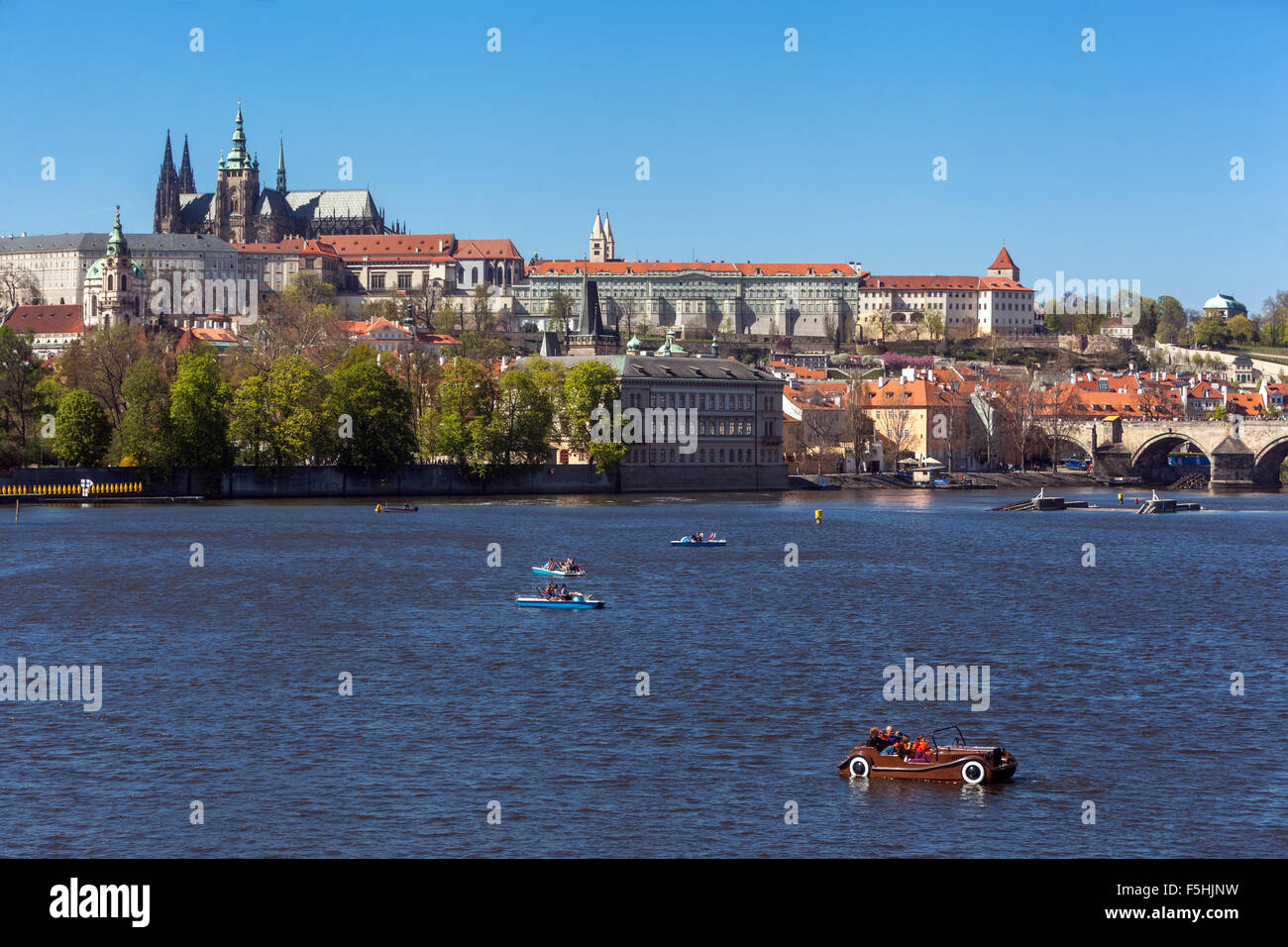 Touristen Fahren Auf der Moldau mit der Prager Burg Prag, Tschechien Stockfoto