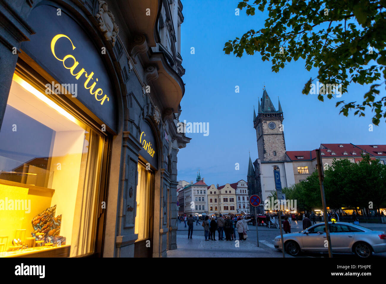 Cartier, ein Modegeschäft in der Parizska-Straße. Die Straße führt von der Moldau zum Altstädter Ring, Prag, Tschechische Republik Stockfoto