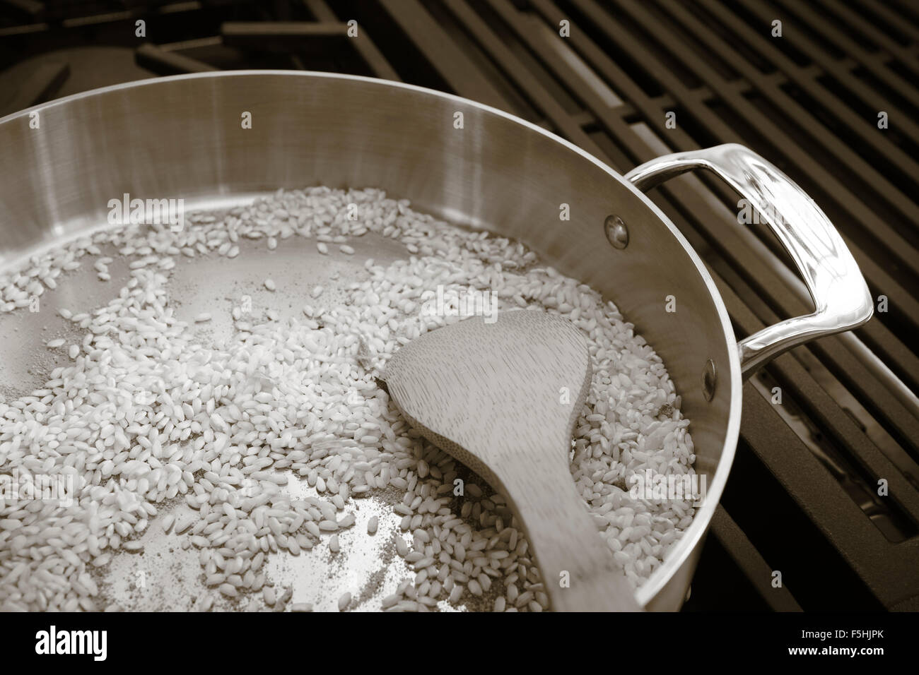 Kochen von Reis in einem Restaurant schwarz / weiß Stockfoto