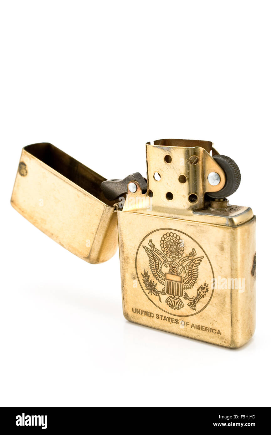 Goldenen Feuerzeug mit geschnitzten USA Dichtung isoliert auf weiss Stockfoto