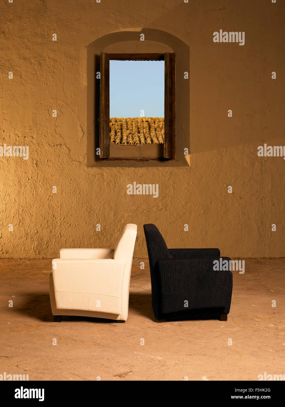 Sessel schwarz und weiß Farben in einem großen leeren Innenraum mit offenen Fenster vertikal Stockfoto