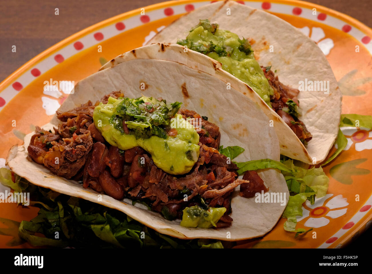 Enchilada Hackfleisch serviert mit Mais-Tortilla eine dünne, ungesäuertes Fladenbrot, aus fein Boden Mais hergestellt und mit Stockfoto