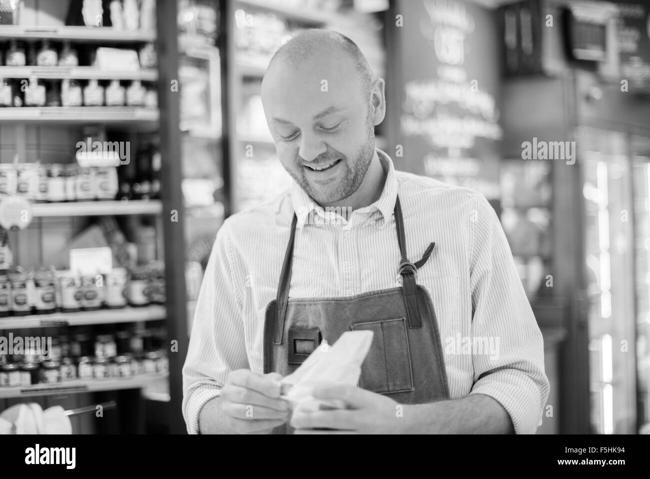 Porträt des Mannes in Käse, Hotorgshallen Saluhall, Uppland, Schweden stall auf Lebensmittelmarkt Stockfoto