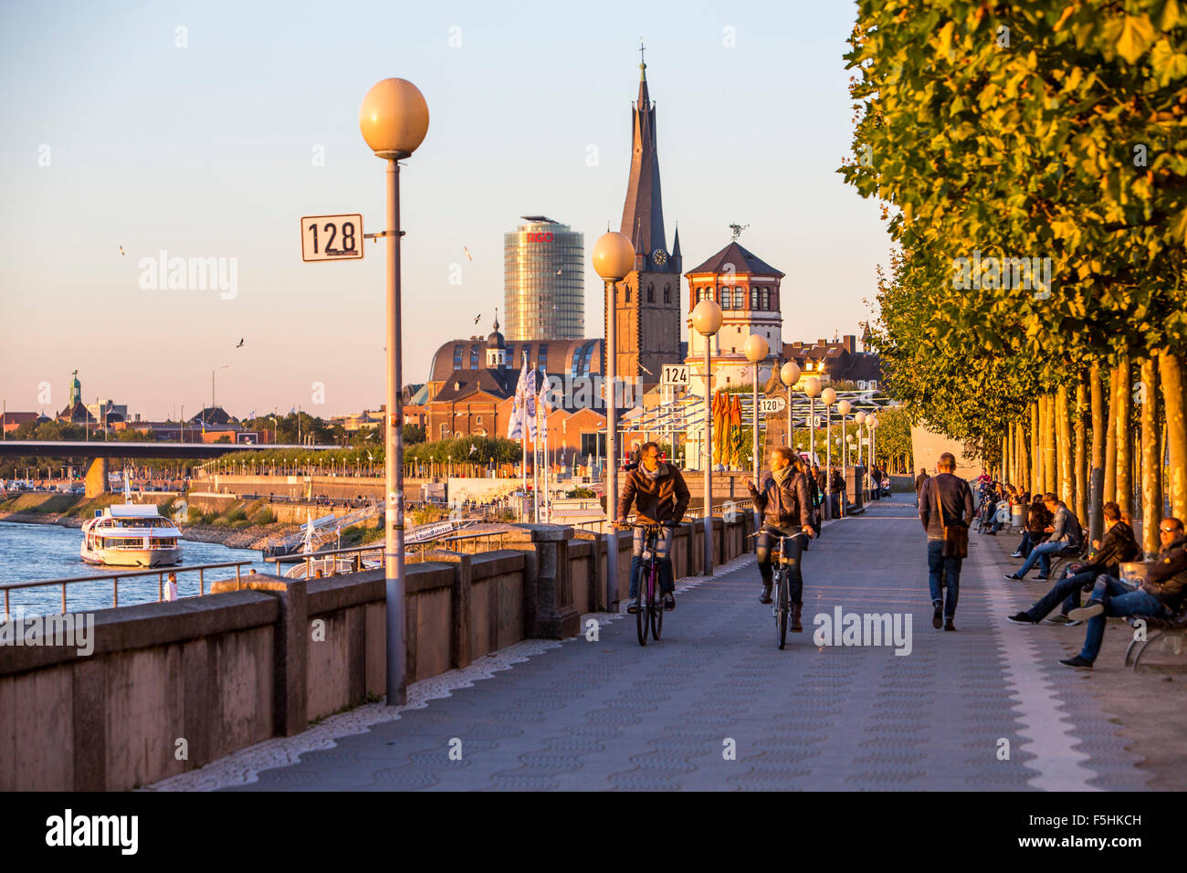 Rhein promenade düsseldorf -Fotos und -Bildmaterial in hoher Auflösung ...