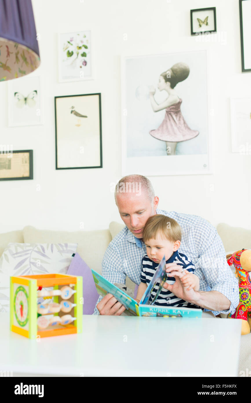 Schweden, Mann liest an seinen Sohn (18-23 Monate) Stockfoto