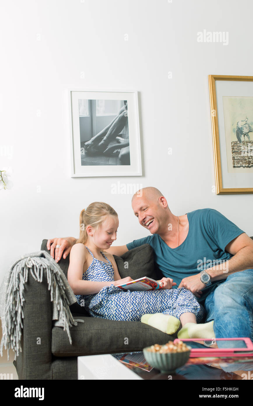 Schweden, Vater Hausaufgaben mit Tochter (8-9) Stockfoto