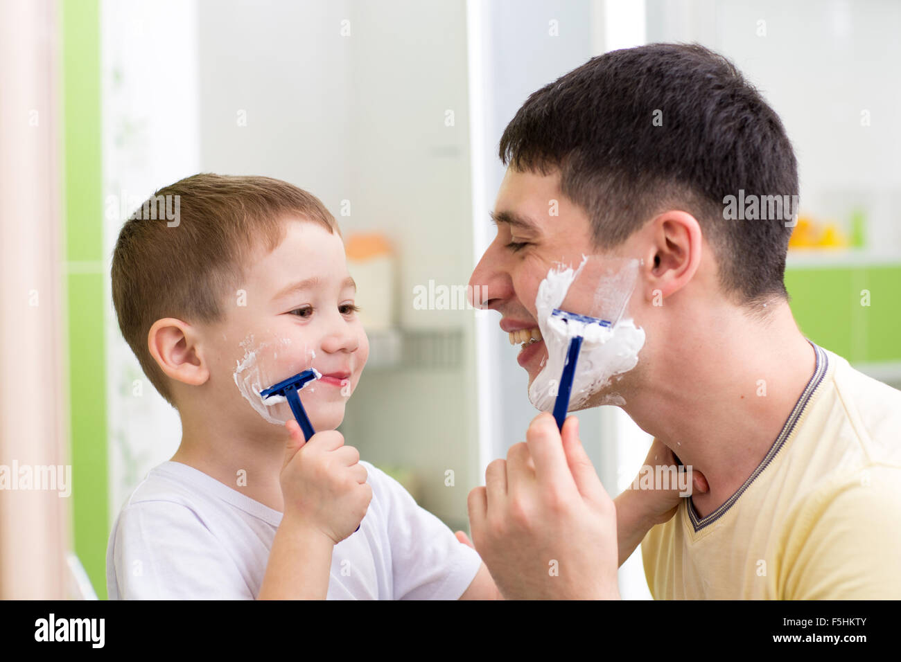 verspielte Vater und Kind Sohn rasieren zusammen zu Hause Bad Stockfoto