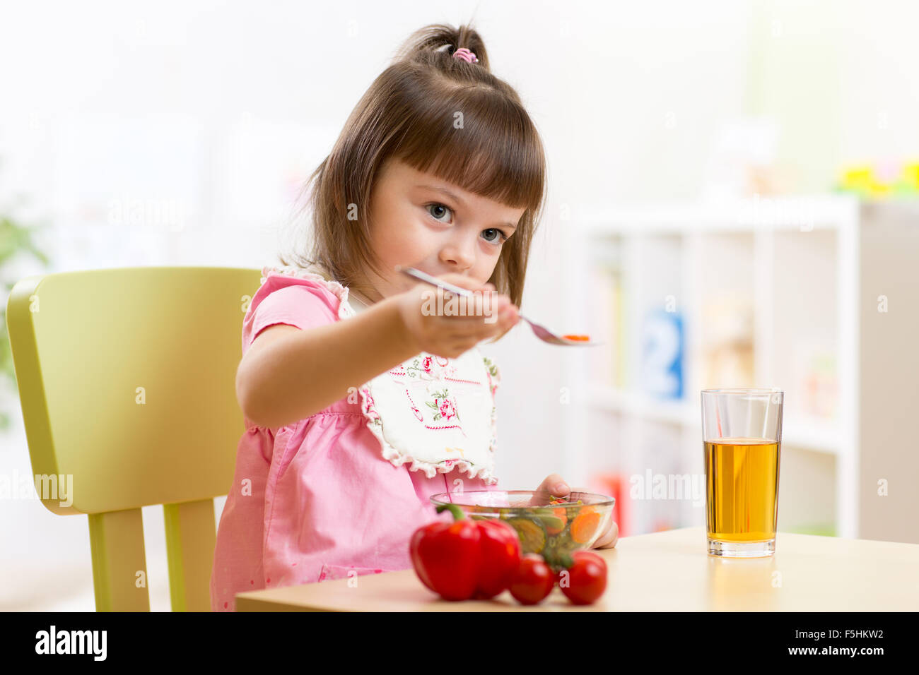 Nettes Kind Mädchen gesunde Ernährung im Kindergarten Stockfoto