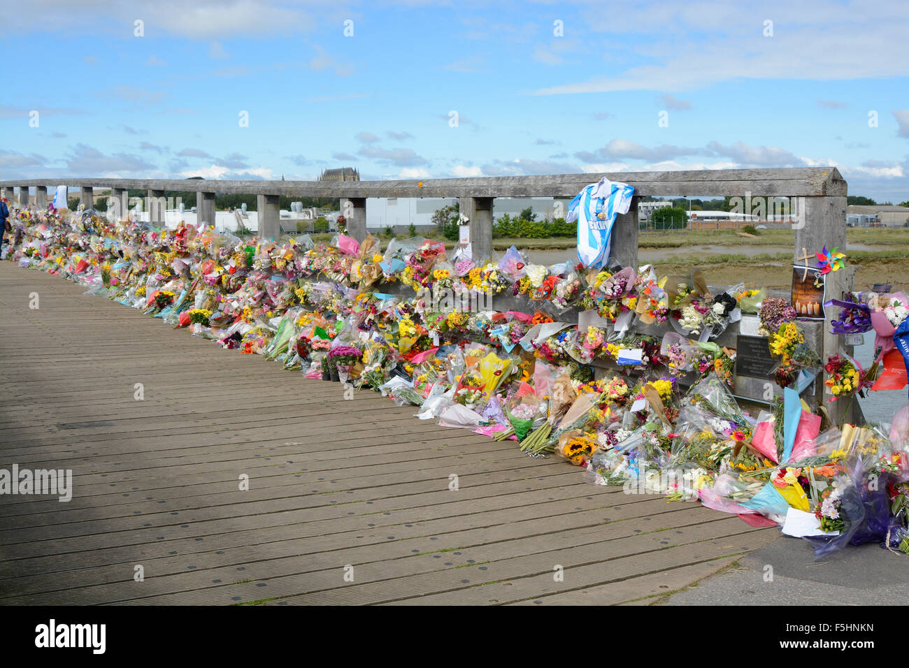 Airshow Crash Katastrophe floral Tribute und Gedenkstätten auf alte Brücke bei Shoreham, West Sussex, England 2015 Stockfoto