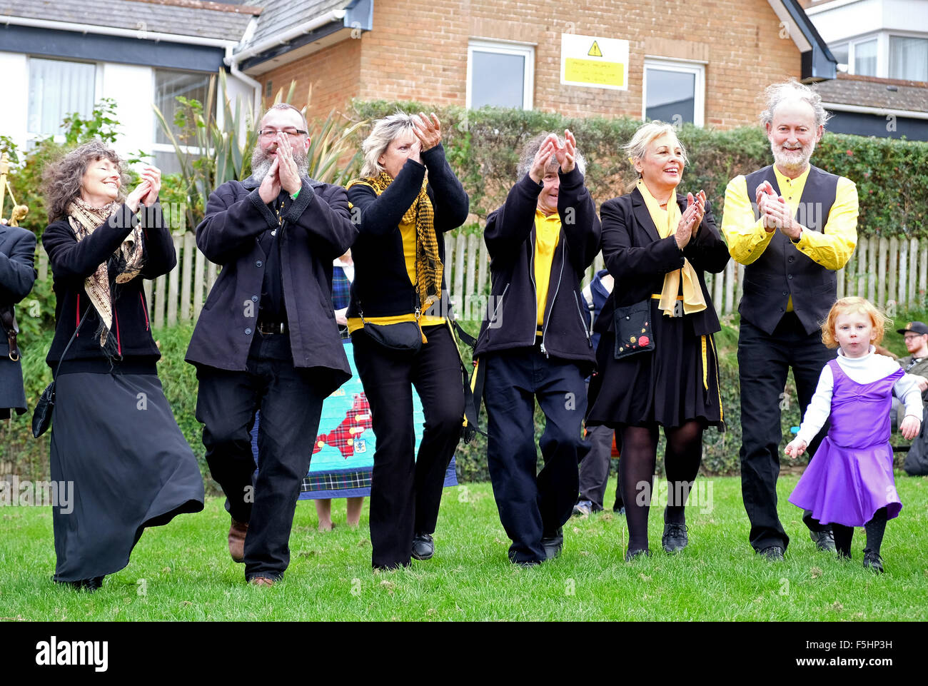 Kornische Kelten tanzen beim Celtic Festival in Newquay, Cornwall, UK Stockfoto