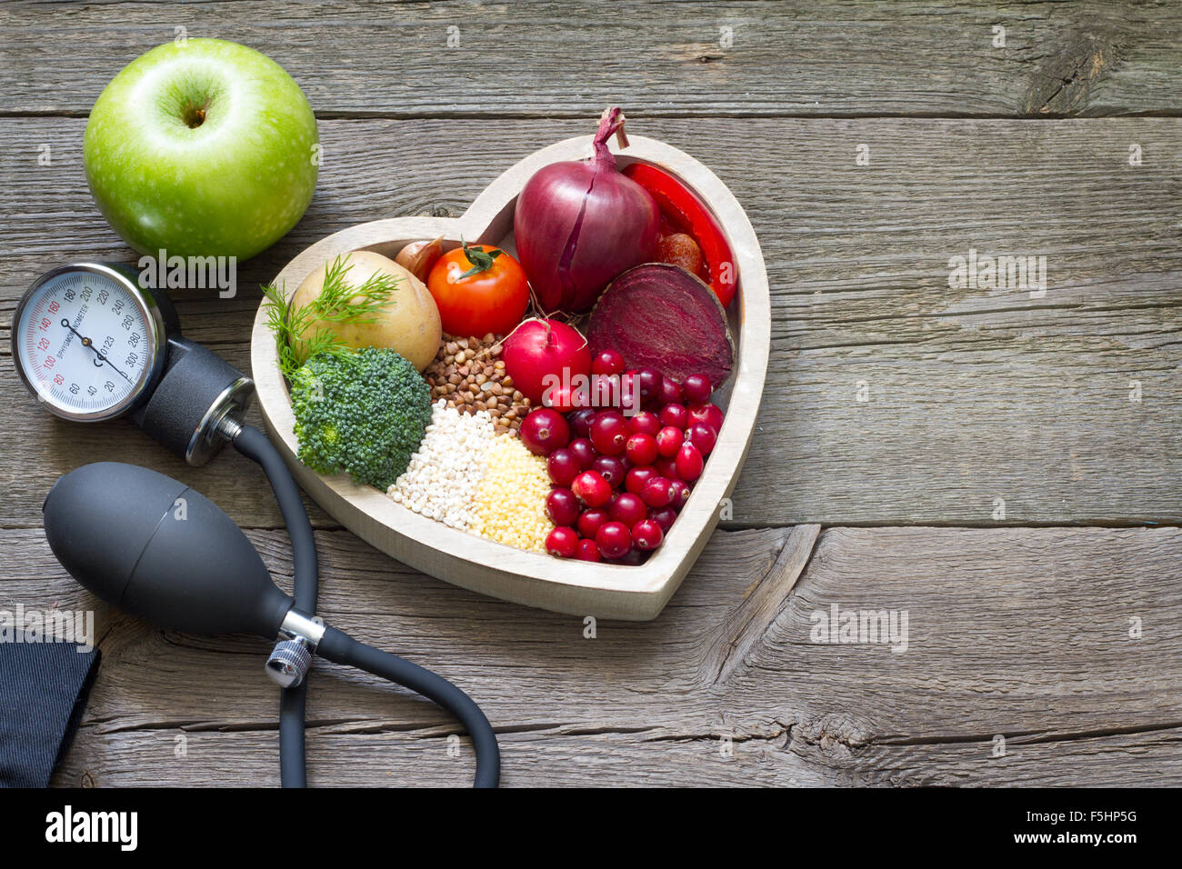 Gesunde Ernährung in Herz und Cholesterin-Diät-Konzept auf Vintage-boards Stockfoto