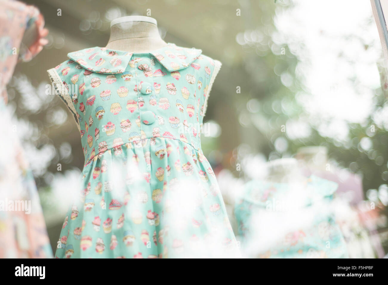 junges Mädchen Mode bunte dress in Kinderbekleidung Mode-Schaufenster Stockfoto