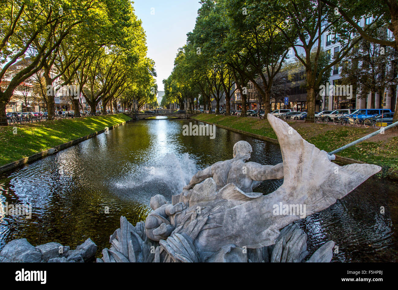 Düsseldorf, Innenstadt, exklusive shopping-Straße Königsallee, Kö, genannt Bäume entlang der Stadt Bach Teich, Kö-Graben, Deutschland Stockfoto