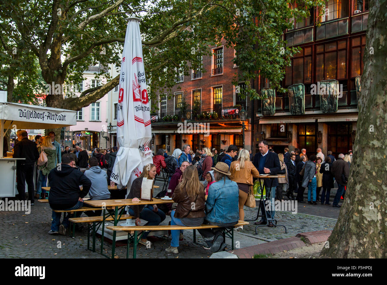 Altstadt mit vielen Kneipen, Düsseldorf, Deutschland, Bier Garten