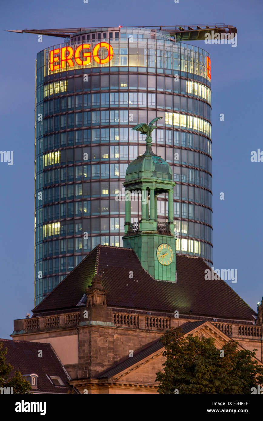 Aufbau der ERGO-Versicherungs-Gesellschaft und in Front, Bezirk Regierung Gebäude, Düsseldorf, Deutschland Stockfoto