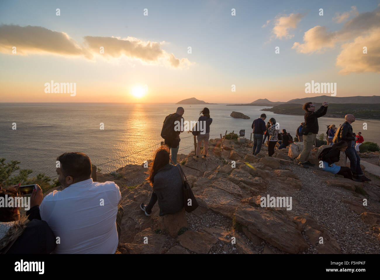 Kap SOUNION, Griechenland - 27. Oktober 2015: Viele Menschen betrachten den Sonnenuntergang über der Ägäis Stockfoto