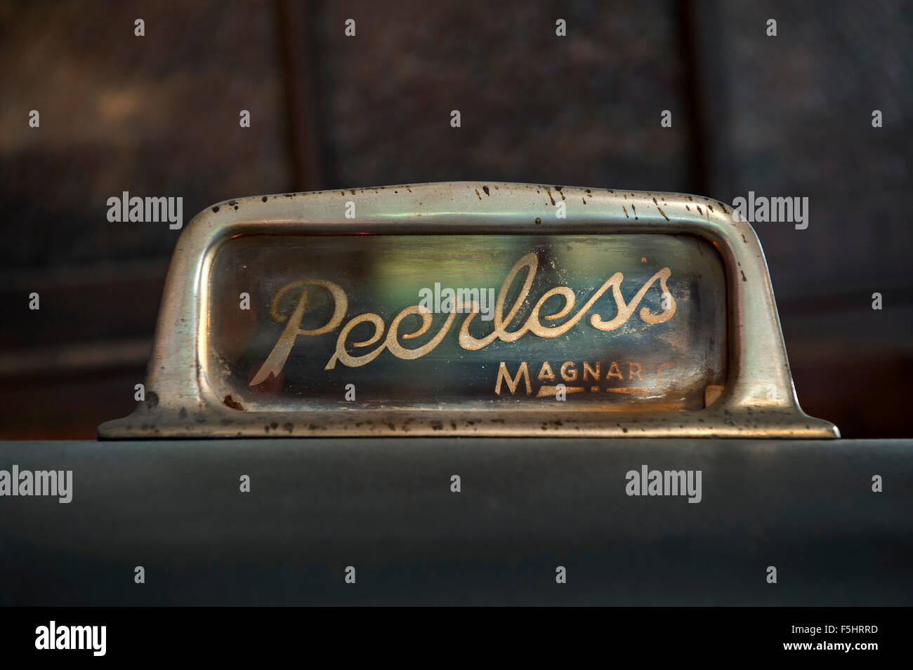 Redundante Simplex Peerless Magnarc Kino Filmprojektor ausgestellt in der Bar des Kuppelkino, Worthing, West Sussex, UK Stockfoto