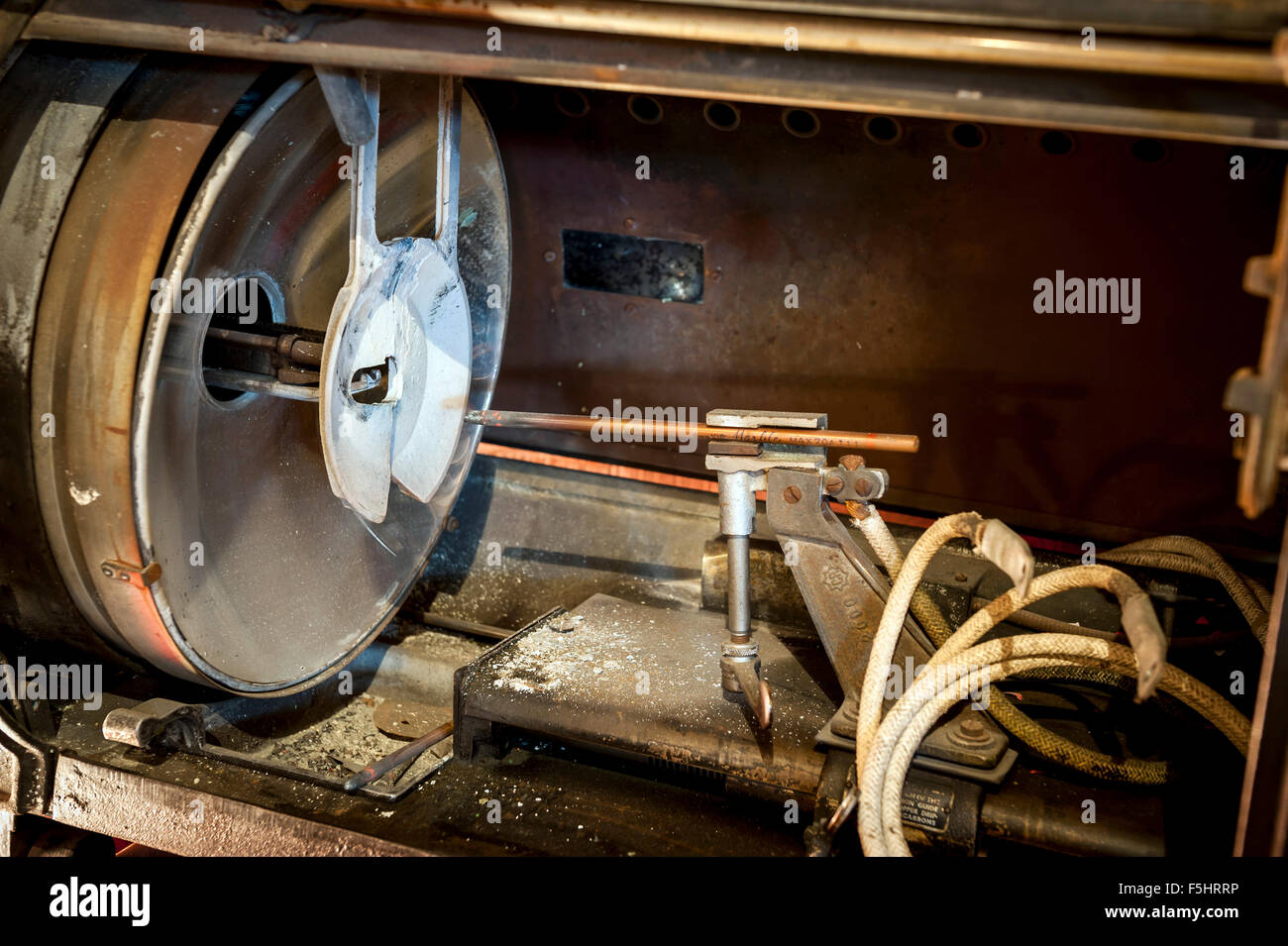 Redundante Simplex Peerless Magnarc Kino Filmprojektor ausgestellt in der Bar des Kuppelkino, Worthing, West Sussex, UK Stockfoto