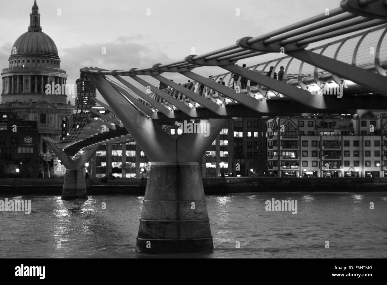 Die Millennium Brücke und St. Pauls Cathedral in schwarz / weiß Stockfoto