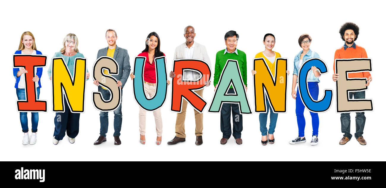Multiethnische Gruppe von Menschen halten Brief Versicherungskonzept Stockfoto