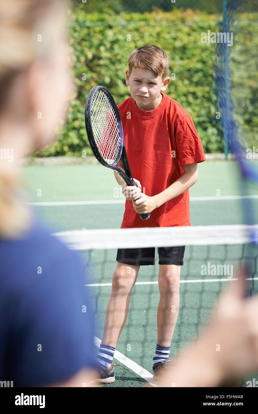 Weiblich-Tennis-Trainer junge Lektion erteilen Stockfoto
