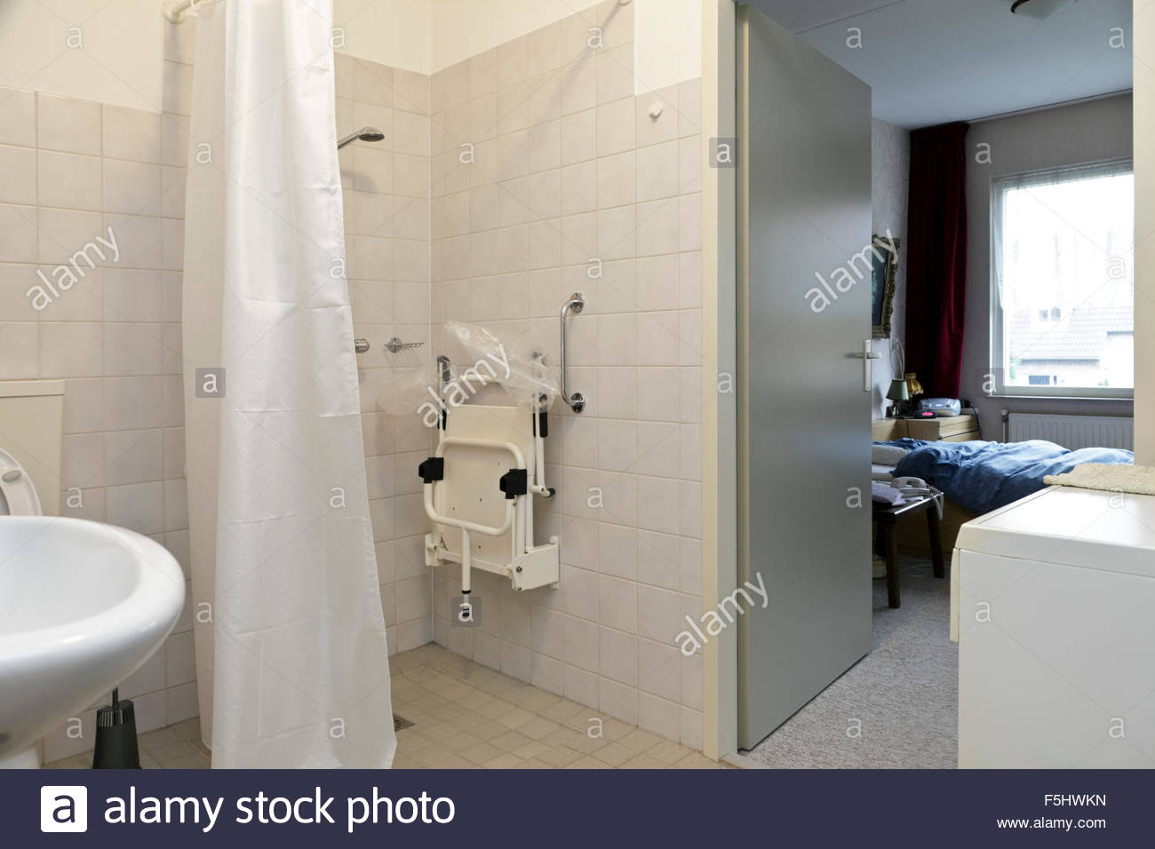 Dusche und Schlafzimmer in einem Haus unabhängiges Leben für ältere ... Dusche und Schlafzimmer in einem Haus unabhängiges Leben für ältere ...