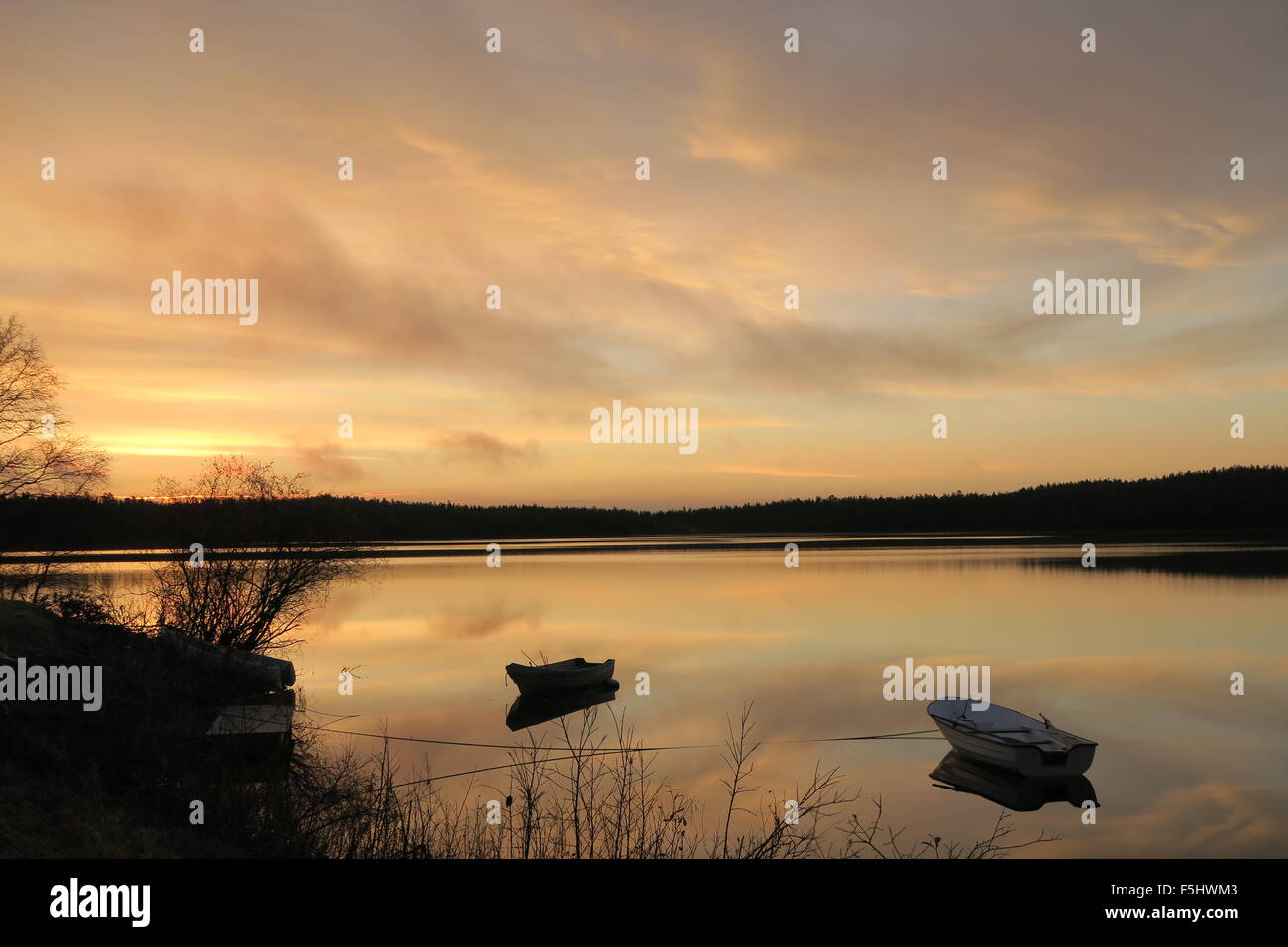 Rosa, gelb und blau Sonnenaufgang über einem See in den nördlichen Polarkreis, Sor-Varanger, Nord-Norwegen Stockfoto