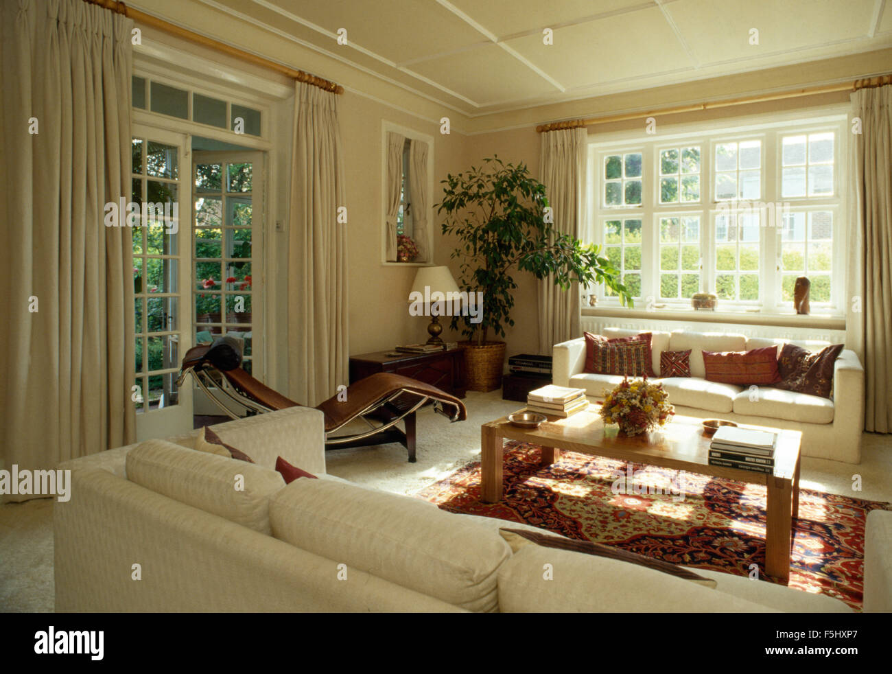 Weiße Sofas im Wohnzimmer der siebziger Jahre Stockfoto