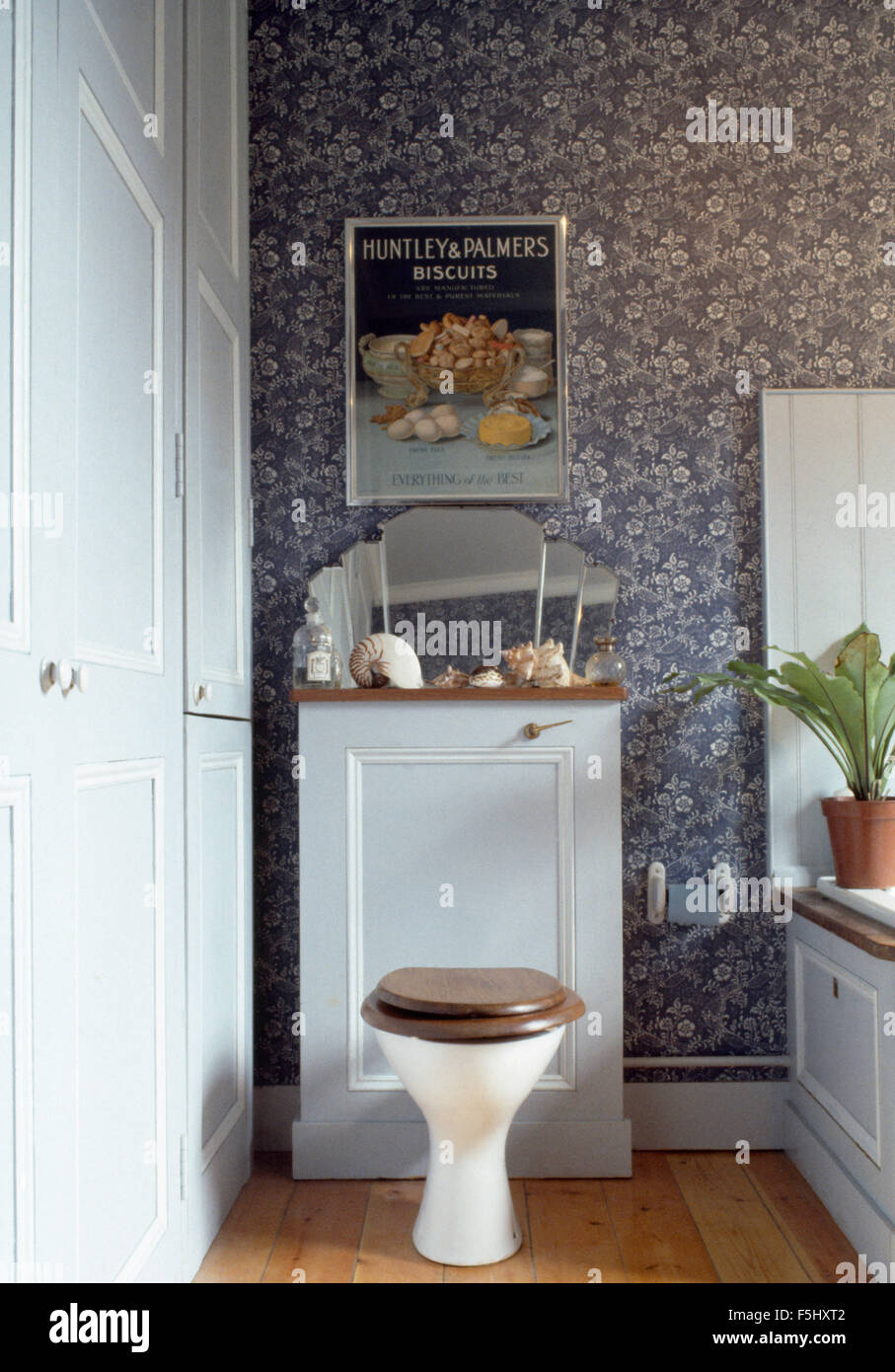 Toilette im 70er Jahre Badezimmer mit blauen Tapeten Stockfoto