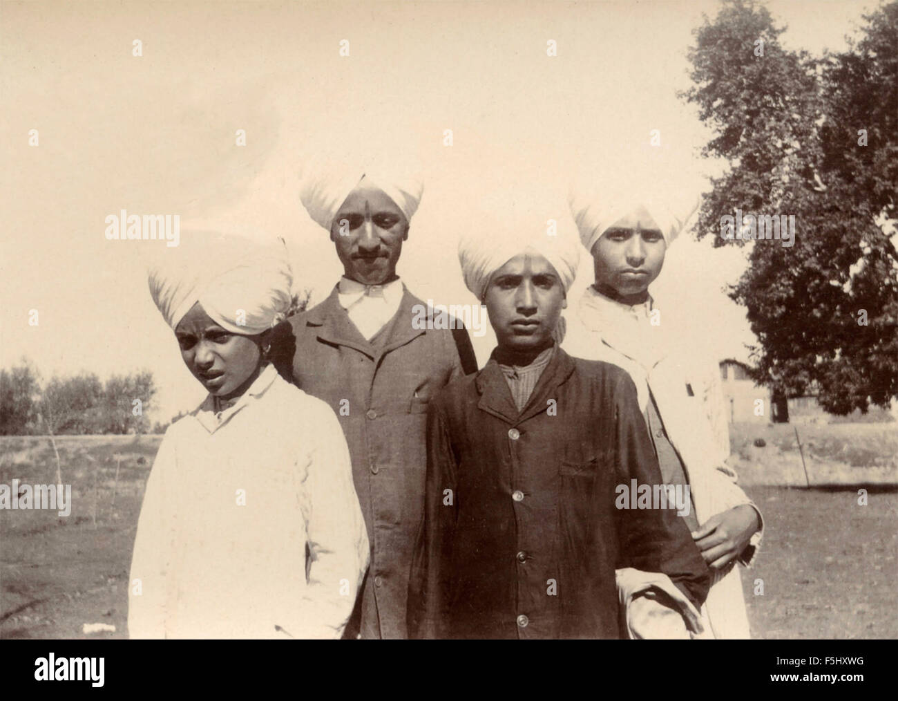 Gruppe junger indischer Männer mit traditioneller Kleidung elegant, Indien Stockfoto